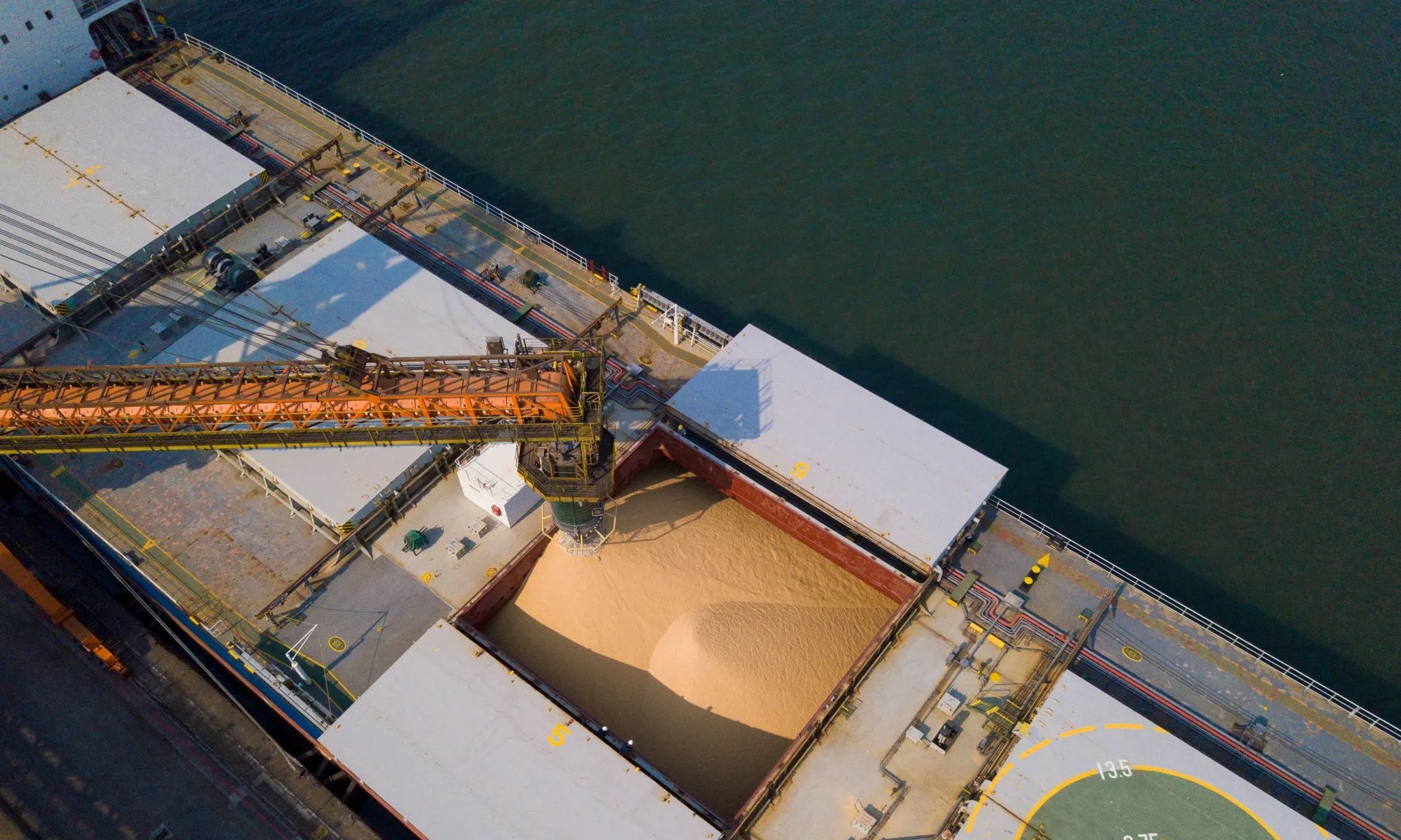 Retomada de compras chinesas nos EUA pode reduzir prêmio da soja brasileira, aponta Céleres - Imagem do artigo