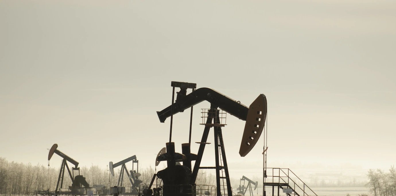 Preço do petróleo recua ao nível mais baixo em cinco meses após ameaça tarifária dos EUA à China - Imagem do artigo