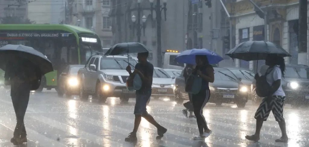 Segunda-feira terá chuva forte e risco de temporais em várias regiões do Brasil - Imagem do artigo