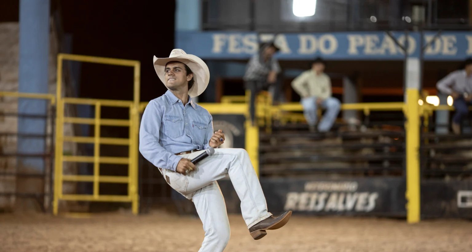 Felipe Simas interpreta Asa Branca em longa que estreia em dezembro e retrata o locutor símbolo dos rodeios brasileiros - Imagem do artigo